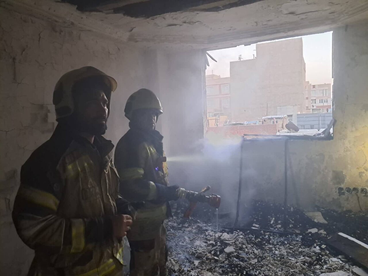 نجات ۱۵ ساکن محبوس در آتشسوزی ساختمان مسکونی در نعمتآباد نجات ۱۵ ساکن محبوس در آتشسوزی ساختمان مسکونی در نعمتآباد