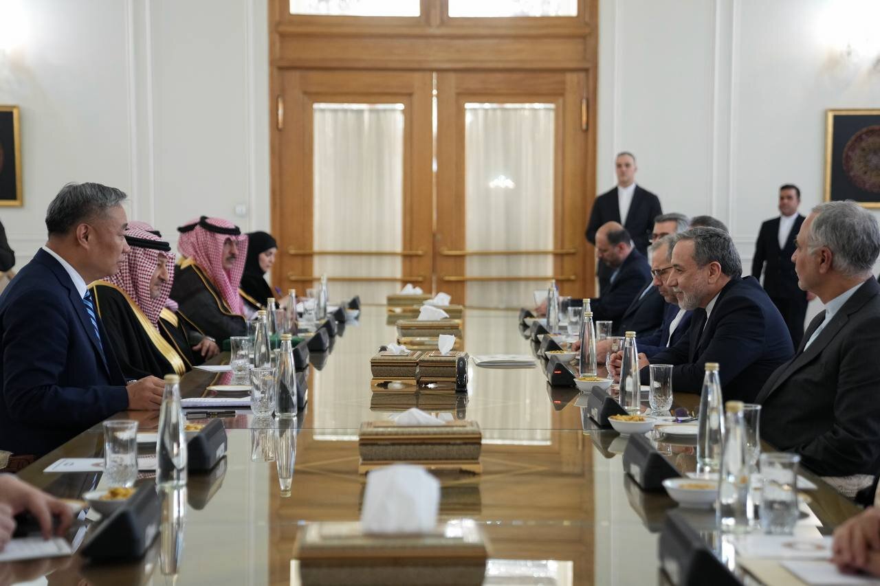 دیدار قائممقام وزیر خارجه عربستان و معاون وزیر خارجه چین با عراقچی دیدار قائممقام وزیر خارجه عربستان و معاون وزیر خارجه چین با عراقچی