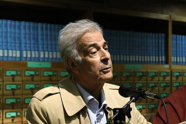 تلاشهایی برای بیگانه شدن جوانان با بزرگان ادب فارسی انجام میشود تلاشهایی برای بیگانه شدن جوانان با بزرگان ادب فارسی انجام میشود