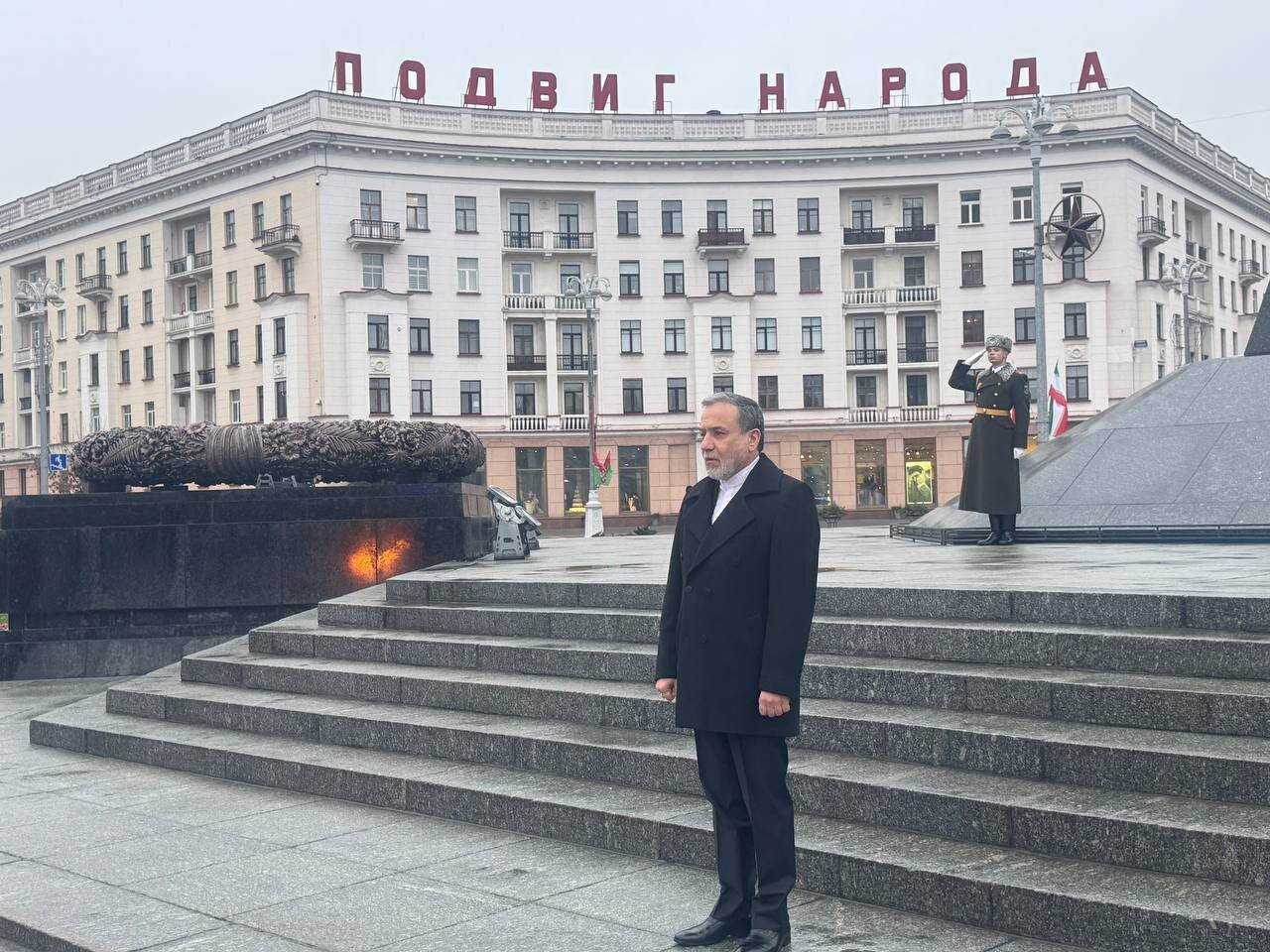 اهدای تاج گل در میدان پیروزی بلاروس به یاد کشته شدگان جنگ جهانی دوم اهدای تاج گل در میدان پیروزی بلاروس به یاد کشته شدگان جنگ جهانی دوم