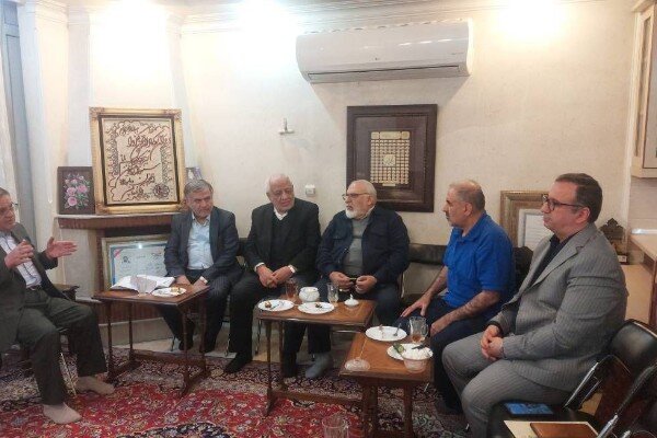 دیدار اعضای شورای مرکزی حزب مؤتلفه اسلامی با خانواده شهید مفتح دیدار اعضای شورای مرکزی حزب مؤتلفه اسلامی با خانواده شهید مفتح