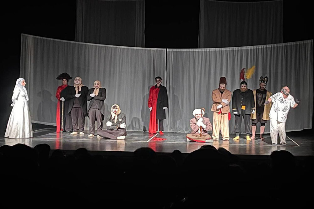 بحران جانشینی با لباس عروسکها؛ از المانهای قاجار استفاده کردم بحران جانشینی با لباس عروسکها؛ از المانهای قاجار استفاده کردم