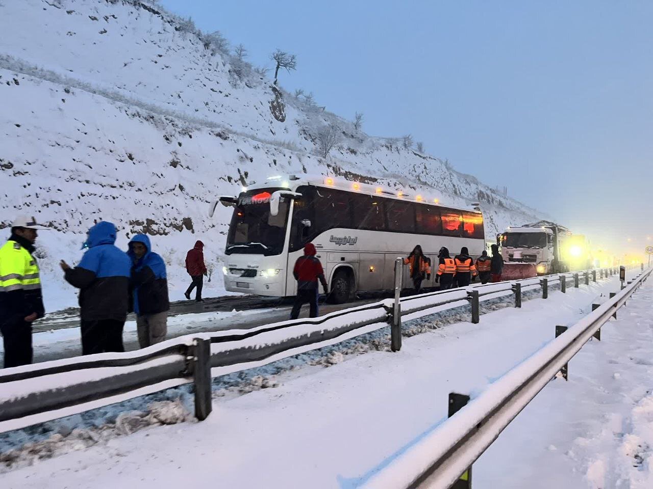 تردد در محورهای کوهستانی صرفا با زنجیر چرخ امکان پذیر است تردد در محورهای کوهستانی صرفا با زنجیر چرخ امکان پذیر است
