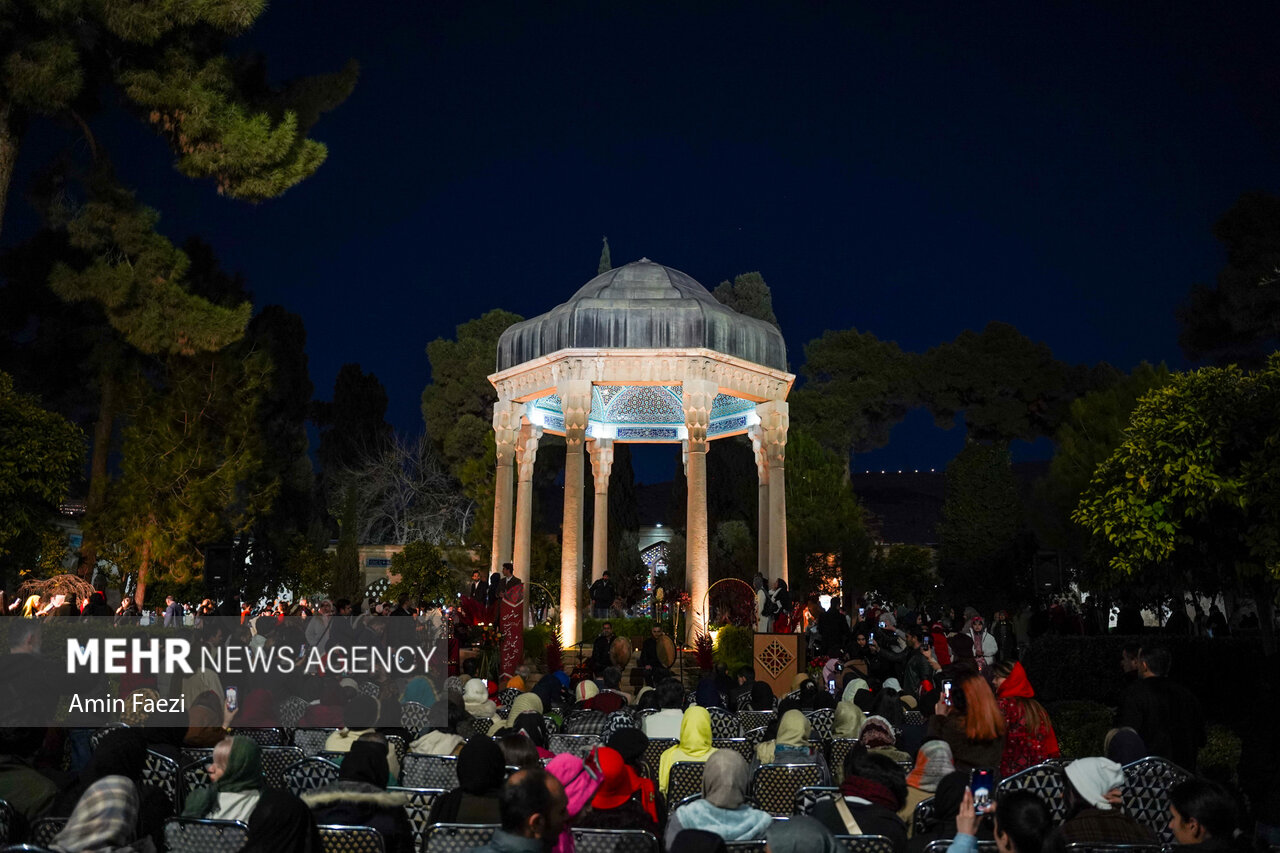 در عصر حافظ شیرازی،ریاکاری به یک استراتژی بقا و «نردبان ترقی» تبدیل شد در عصر حافظ شیرازی،ریاکاری به یک استراتژی بقا و «نردبان ترقی» تبدیل شد