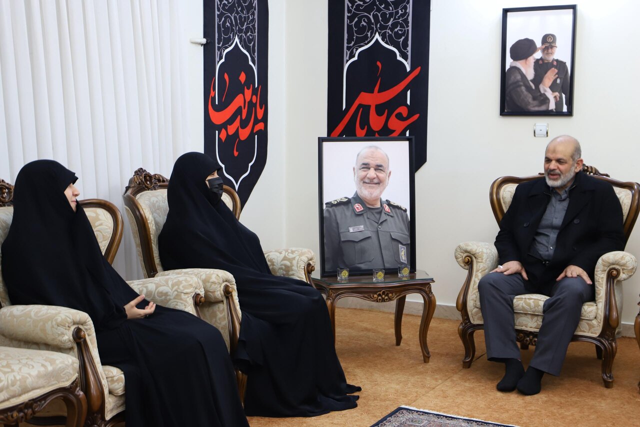 سردار وحیدی با خانواده شهید سلامی دیدار کرد سردار وحیدی با خانواده شهید سلامی دیدار کرد