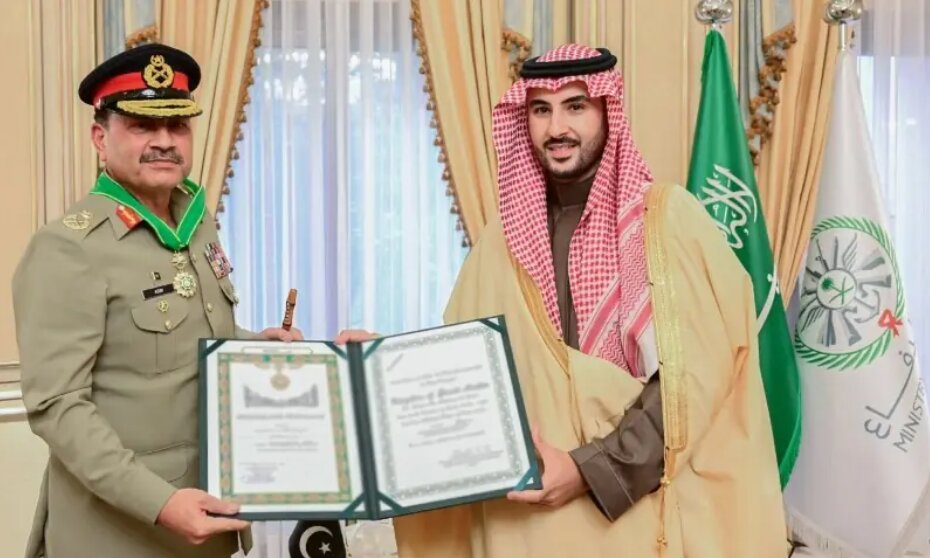عربستان به فرمانده ارتش پاکستان نشان افتخار اعطا کرد عربستان به فرمانده ارتش پاکستان نشان افتخار اعطا کرد