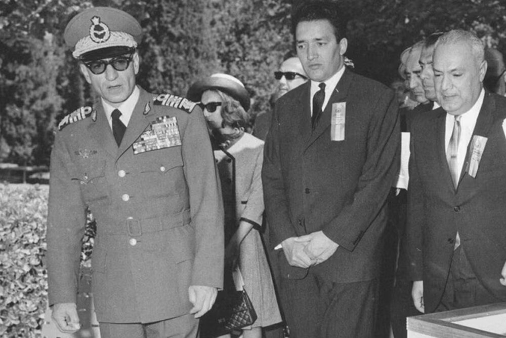 ناگفتههای وزیر اقتصاد پهلوی از تمرکز قدرت در «سلطانیزم علیه بروکراسی» ناگفتههای وزیر اقتصاد پهلوی از تمرکز قدرت در «سلطانیزم علیه بروکراسی»