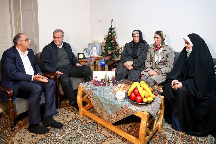 دیدار پزشکیان با خانواده شهید مسیحی دیدار پزشکیان با خانواده شهید مسیحی