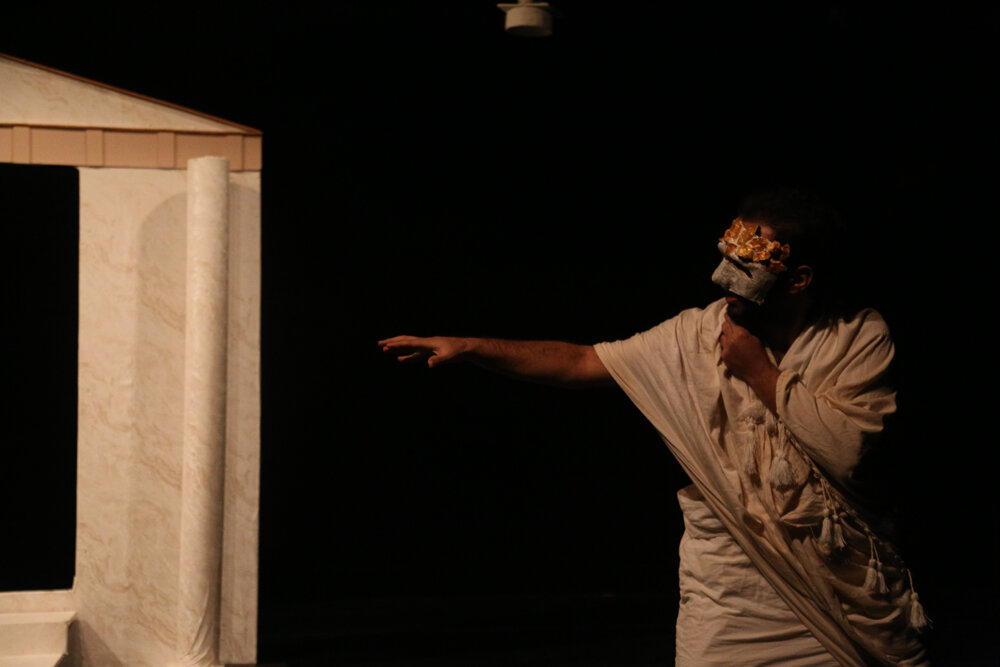 کارگردانی که تبدیل به دلقک شد؛ گفتند از پس اجرای این نمایش برنمیآیی! کارگردانی که تبدیل به دلقک شد؛ گفتند از پس اجرای این نمایش برنمیآیی!