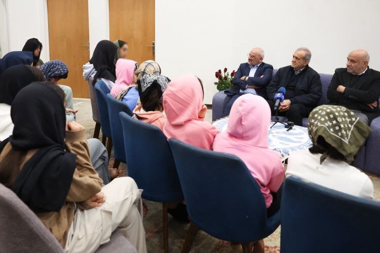 دیدار پزشکیان با کودکان بیسرپرست و بدسرپرست «خانه دختران ایران» دیدار پزشکیان با کودکان بیسرپرست و بدسرپرست «خانه دختران ایران»