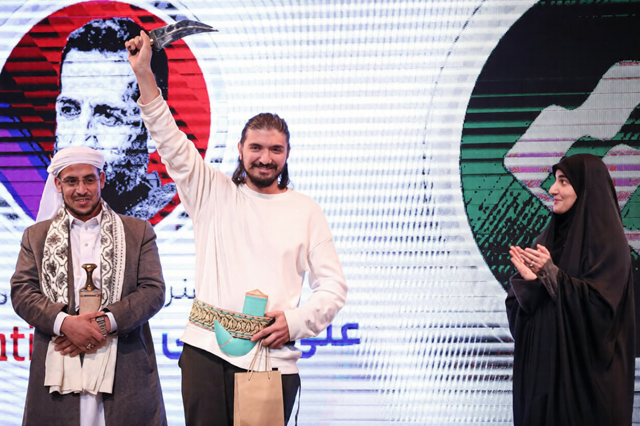اهدای «خنجر یمنی» و اجرای علیوار حامد زمانی در اختتامیه «ترور آنلاین» اهدای «خنجر یمنی» و اجرای علیوار حامد زمانی در اختتامیه «ترور آنلاین»