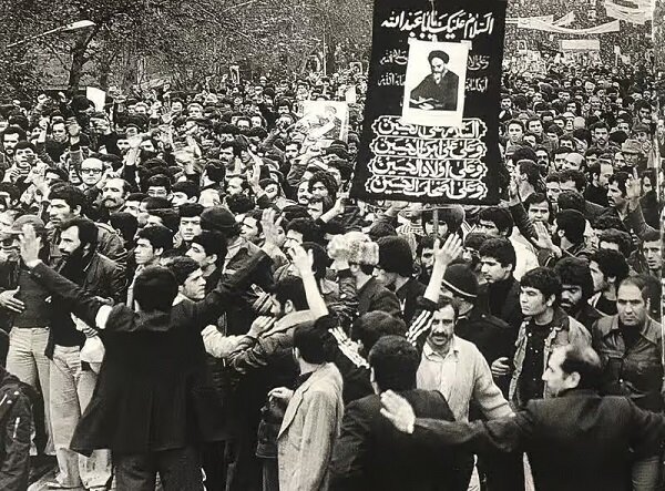 خیابانها پر بود، کسی حرف نمیزد/ انقلابی که در هیچ فرمولی نمیگنجید خیابانها پر بود، کسی حرف نمیزد/ انقلابی که در هیچ فرمولی نمیگنجید