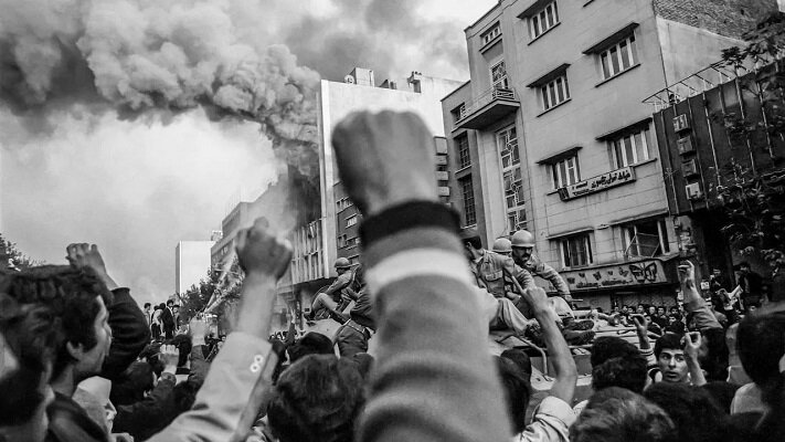 موجی که دیگر نمیشد جلویش را گرفت، حتی با ماشینهای ارتشی موجی که دیگر نمیشد جلویش را گرفت، حتی با ماشینهای ارتشی