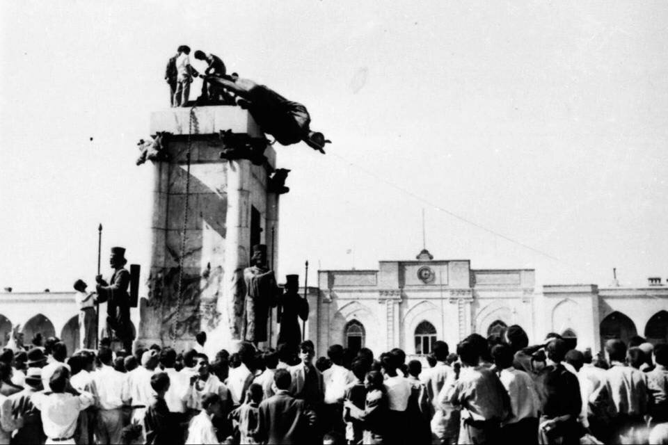 سیستم پادشاهی با اجازه بیگانه/ مدرنیتهای که بهایش وابستگی بود سیستم پادشاهی با اجازه بیگانه/ مدرنیتهای که بهایش وابستگی بود