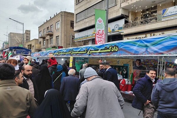 میز خدمت دادگستری استان تهران در راهپیمایی ۲۲ بهمن ماه برگزار شد میز خدمت دادگستری استان تهران در راهپیمایی ۲۲ بهمن ماه برگزار شد