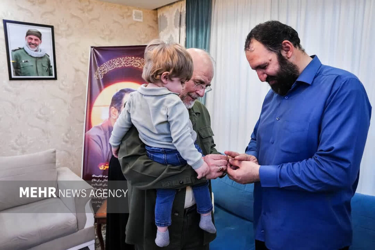 حضور رئیس مجلس در منزل شهید فرجالله شوشتری حضور رئیس مجلس در منزل شهید فرجالله شوشتری