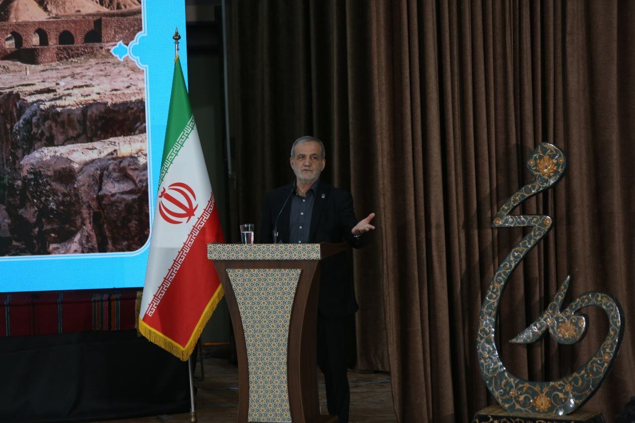 پزشکیان: آمریکا دلش برای دموکراسی نسوخته؛ به هر قیمتی سر خم نمیکنیم پزشکیان: آمریکا دلش برای دموکراسی نسوخته؛ به هر قیمتی سر خم نمیکنیم