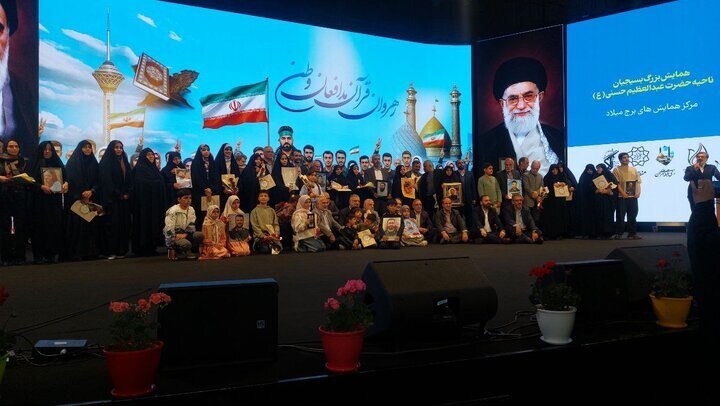 زاکانی: طمع دشمن به خاطر اقدامات و برنامههای غلط در کشور است زاکانی: طمع دشمن به خاطر اقدامات و برنامههای غلط در کشور است