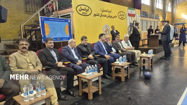 بازدید وزیر ورزش از تمرینات تیم هندبال جوانان ایران + عکس