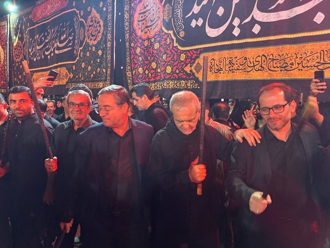 حضور پزشکیان در مراسم شام غریبان حضرت اباعبدالله الحسین (ع) در ارومیه حضور پزشکیان در مراسم شام غریبان حضرت اباعبدالله الحسین (ع) در ارومیه
