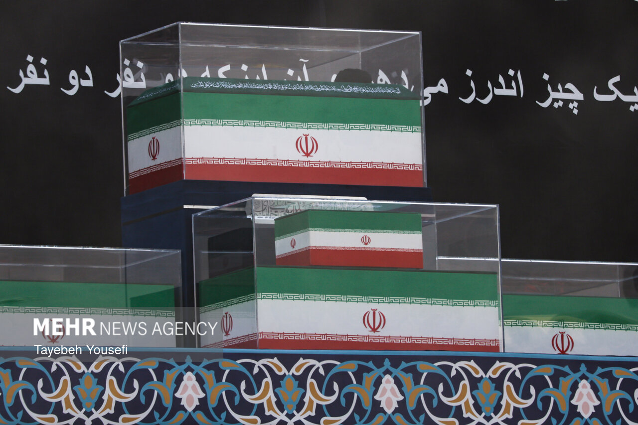 آیتالله سبحانی بر پیکر مطهر رهبر شهید انقلاب اقامۀ نماز میکنند آیتالله سبحانی بر پیکر مطهر رهبر شهید انقلاب اقامۀ نماز میکنند