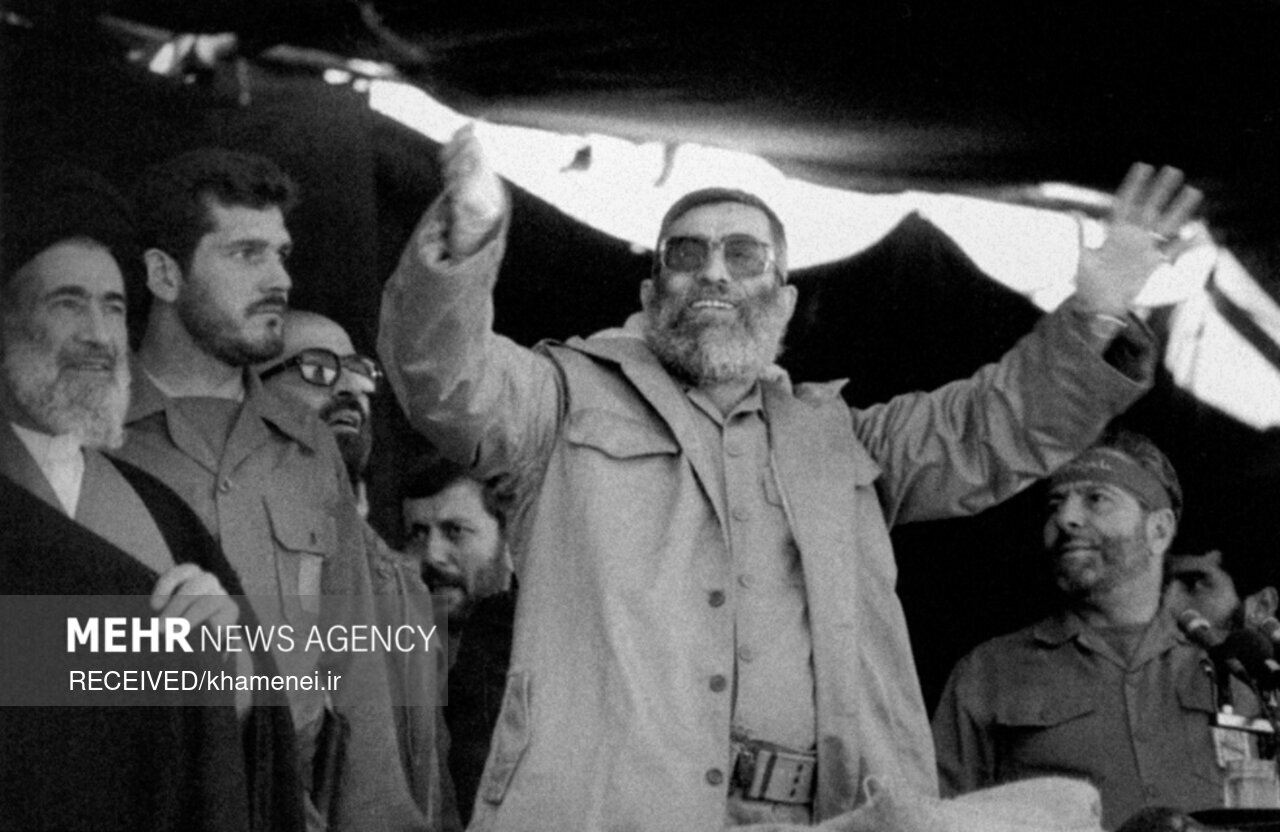 سوگواری هنرمندان در بدرقه رهبر شهید؛ عشقی که تاریخ را روایت میکند سوگواری هنرمندان در بدرقه رهبر شهید؛ عشقی که تاریخ را روایت میکند
