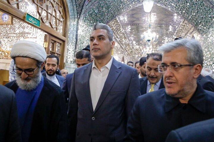 حضور سفیر عراق در مشهد مقدس و ادای احترام به مقام والای رهبر شهید+ عکس