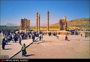 مسافران نوروزی در تخت جمشید