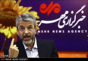 گره زدن معیشت مردم با مذاکرات انحراف است/ از احمدی نژاد بی خبرم