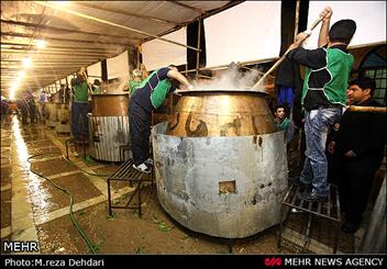طبخ بزرگترین نذر دنیا یکی جاذبه های گردشگری مذهبی شیراز است