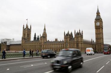 تجمع معترضین در برابر پارلمان انگلیس یک هفته قبل از انتخابات