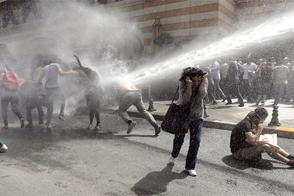 عکس‌های دیده نشده از سرکوب مردم ترکیه