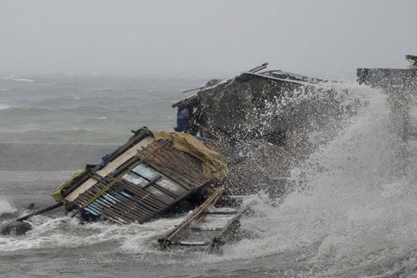 ۱۰هزار کشته درشدیدترین طوفان تاریخ جهان+عکس