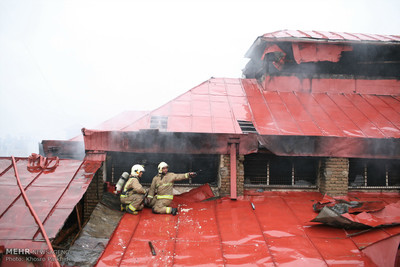 ساختمان سه طبقه در پی آتش‌سوزی در یک انبار فرش تخریب شد