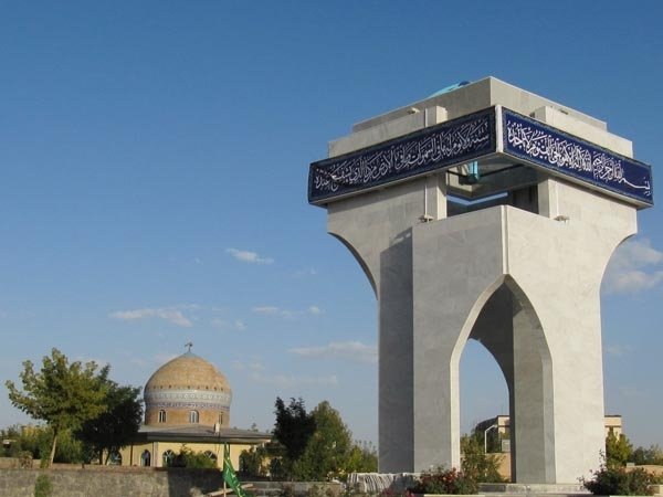 لوکوموتیو انقلاب اسلامی در حال گذر از خون وآتش/ شهدای گمنام استادان الهی دانشگاه آزاد همدان