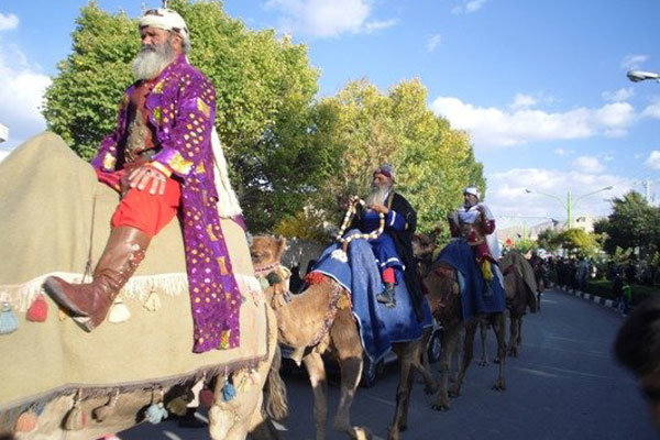 حرکت نمادین کاروان امام حسین(ع) در چهارمحال و بختیاری/ حضور پر شور عزاداران حسینی