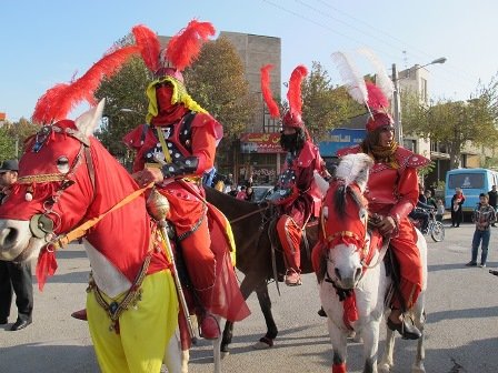 کاروان نمادین اسرای کربلا  در ورامین به راه افتاد