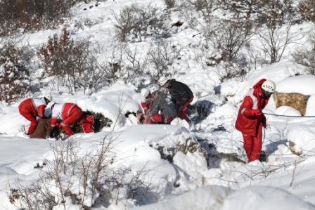 روستائیان الموتی گرفتار برف وکولاک در قزوین نجات یافتند