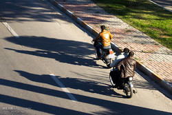کلاه ایمنی به موتور سیکلت سواران روستای «پیغمبر» اهدا شد