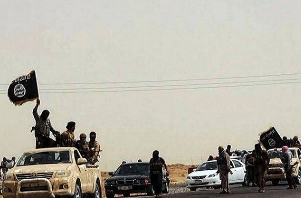 دهها عراقی به علت سوزاندن پرچم داعش بازداشت شدند