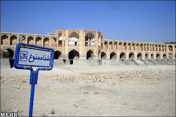 زاینده رود از امروز برای نجات باغات غرب اصفهان جاری می‌شود