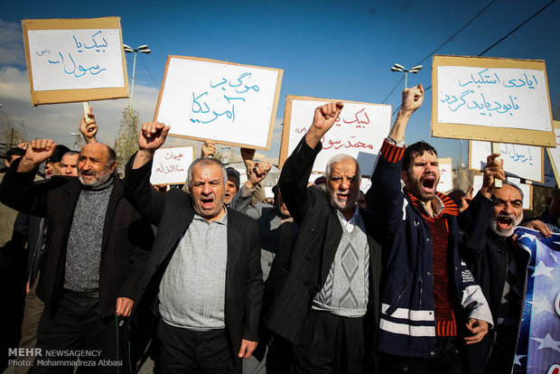 اعتراض مردم نماز گزار بعد از اقامه نماز جمعه تهران به چاپ کاریکاتور موهن پیامبر(ص ) در نشریه فرانسوی