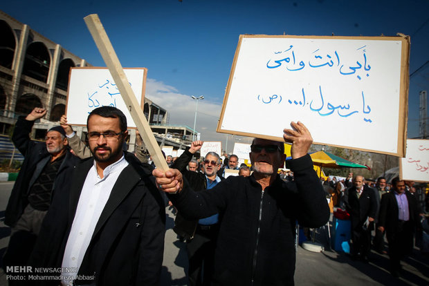 اعتراض مردم نماز گزار بعد از اقامه نماز جمعه تهران به چاپ کاریکاتور موهن پیامبر (ص )در نشریه فرانسوی