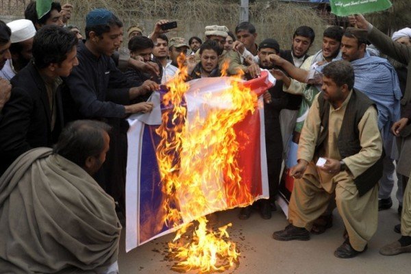 ادامه اعتراضات به هتاکی"شارلی ابدو"/عکاس فرانس پرس در پاکستان کشته شد