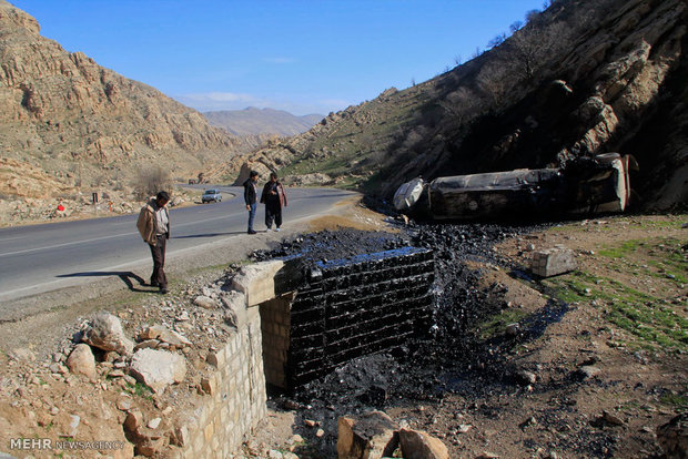 «زانوگه» مقابل نفتکشها زانو زد/ مرگ روی پل سیمره قدم می زند