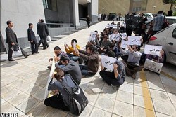 تجمع اعتراضی دانشجویان علوم پزشکی واحد قشم دانشگاه آزاد
