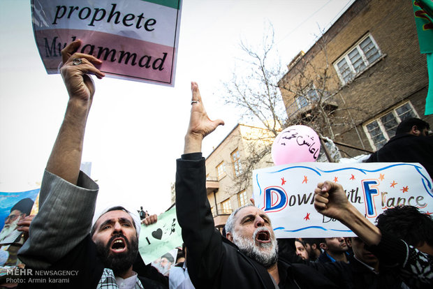 تجمع اعتراض آمیز مردم تهران مقابل سفارت فرانسه 
