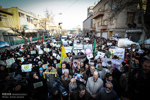 تجمع اعتراض آمیز مردم تهران مقابل سفارت فرانسه 