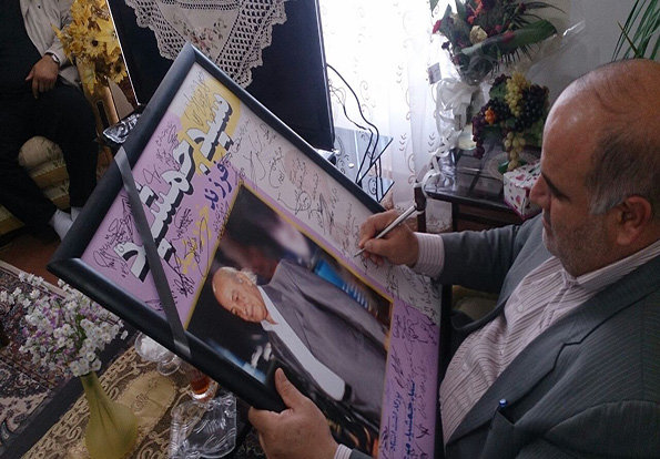 دیدار فرماندار خرمشهر از خانواده هنرمند فقید موسیقی این شهر