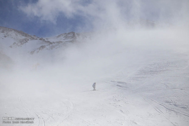نجات دو اسکی‌باز از زیر بهمن